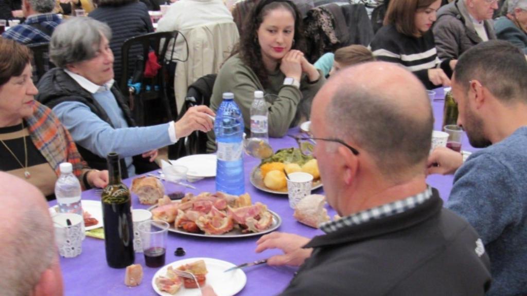 Vecinos de la comarca disfrutaron del Cocido Intergeneracional de Neda