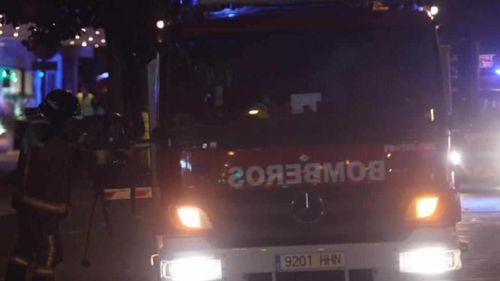Los bomberos en una intervención por la noche