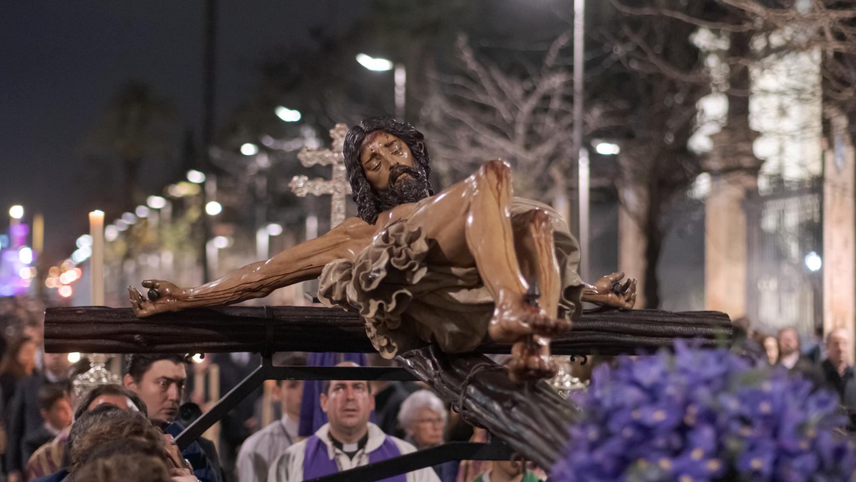 El Cristo de la Buena Muerte durante su traslado a la Catedral de Sevilla este domingo