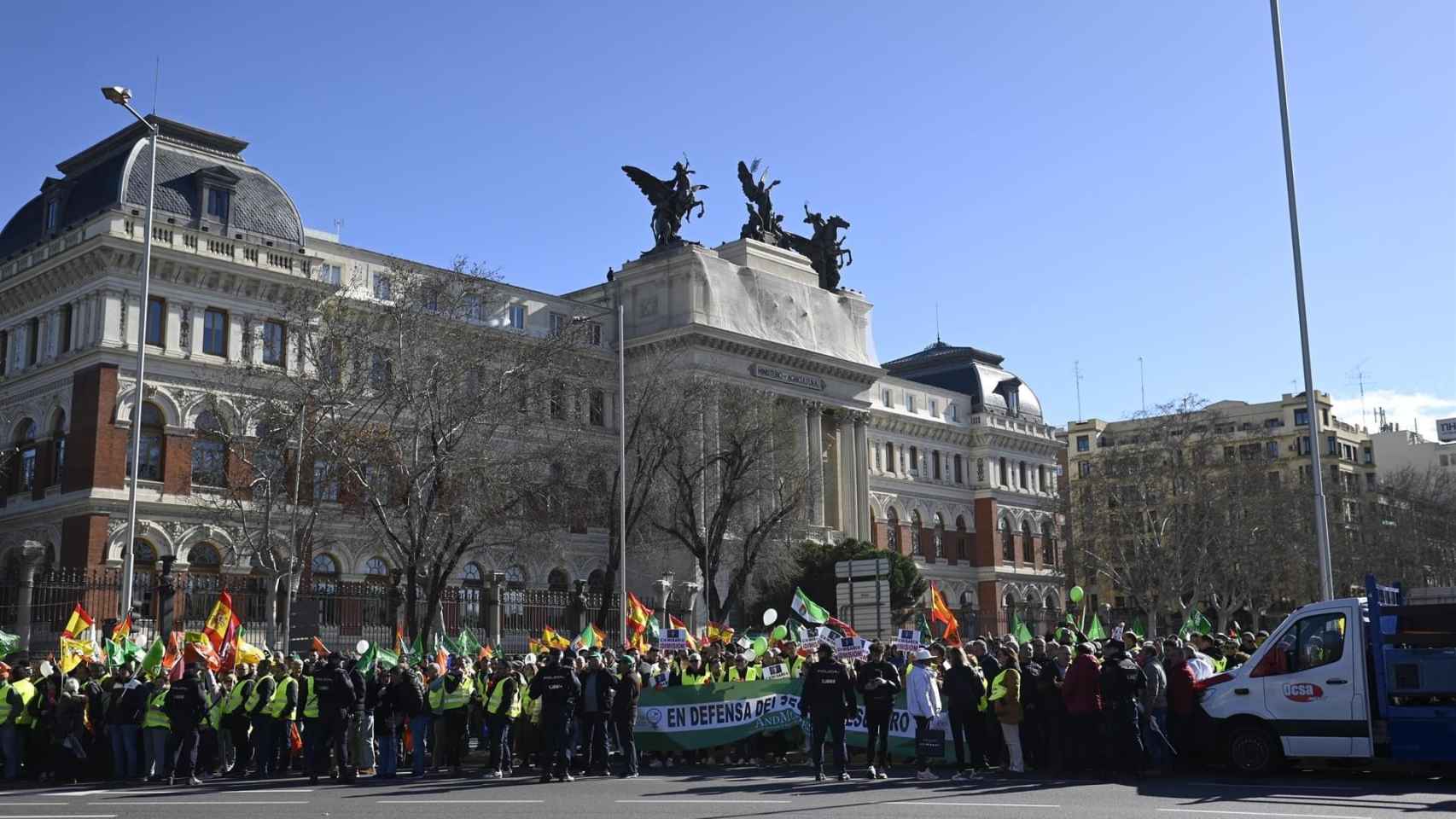 Agricultores durante una concentración frente al Ministerio de Agricultura, a 26 de febrero de 2024, en Madrid (España)