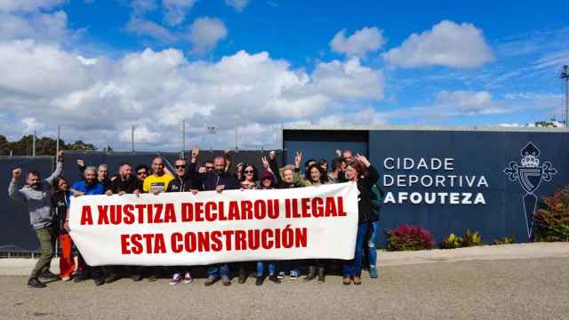 Pancarta reivindicativa ante la Cidade Afouteza.