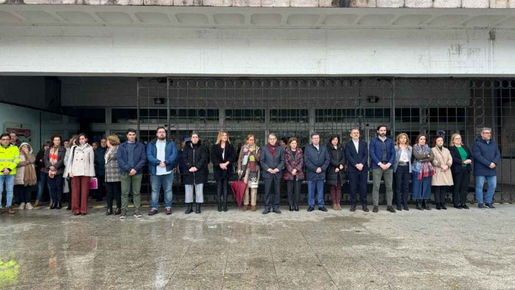 Minuto de silencio a las puertas del Concello de Vigo por las víctimas del incendio en Valencia.