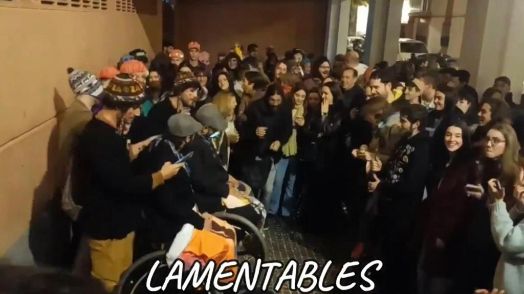 Indignación contra una chirigota que se burla del incendio: Han adelantado las Fallas en Valencia