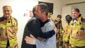 Carlos Mazón y José Varea abrazados el pasado viernes en el hospital.