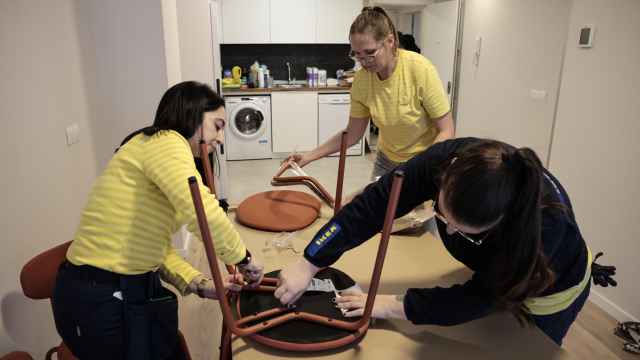 Trabajadores de Ikea montan muebles este lunes en el edificio de Safranar (Valencia)