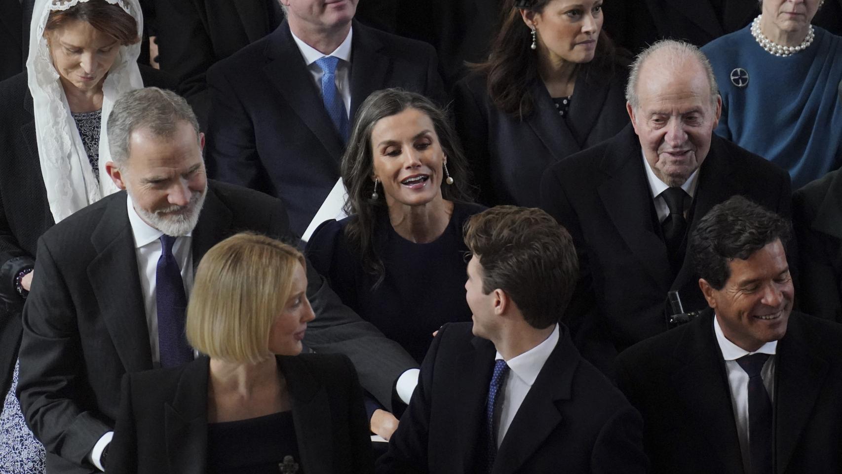 Felipe VI y Letizia comparten un momento de complicidad con Achileas Andreas de Grecia, hijo de Pablo y Marie-Chantal.