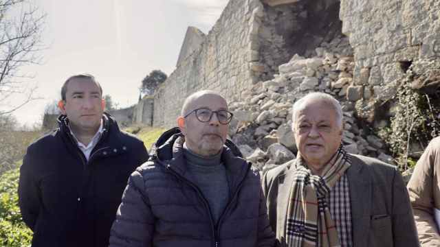 El consejero de Cultura, Gonzalo Santonja, visita el derrumbe de las murallas de Ledesma, junto al alcalde y al delegado de la Junta