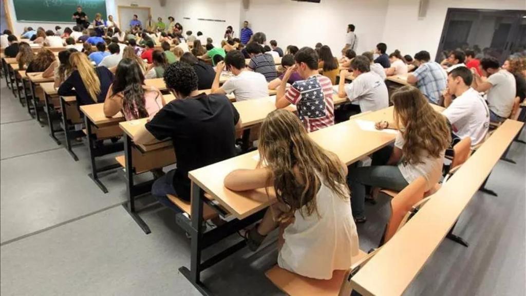 Estudiantes universitarios en clase.