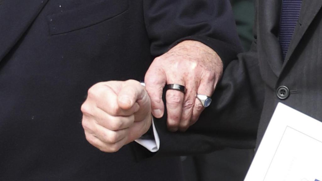 Mano Felipe VI y Juan Carlos.