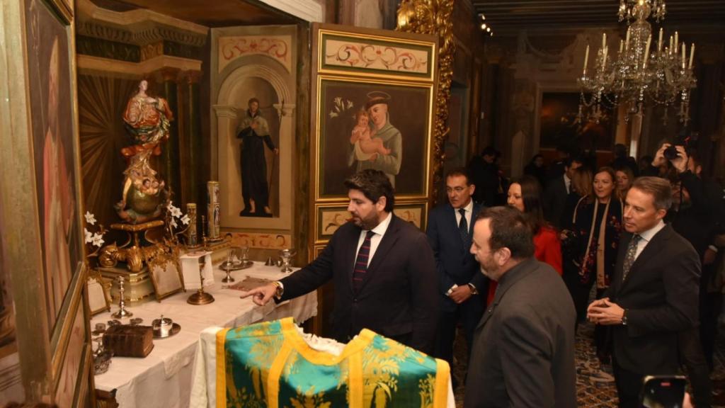 López Miras contempla el interior de una de las salas de la Casa de Guevara.