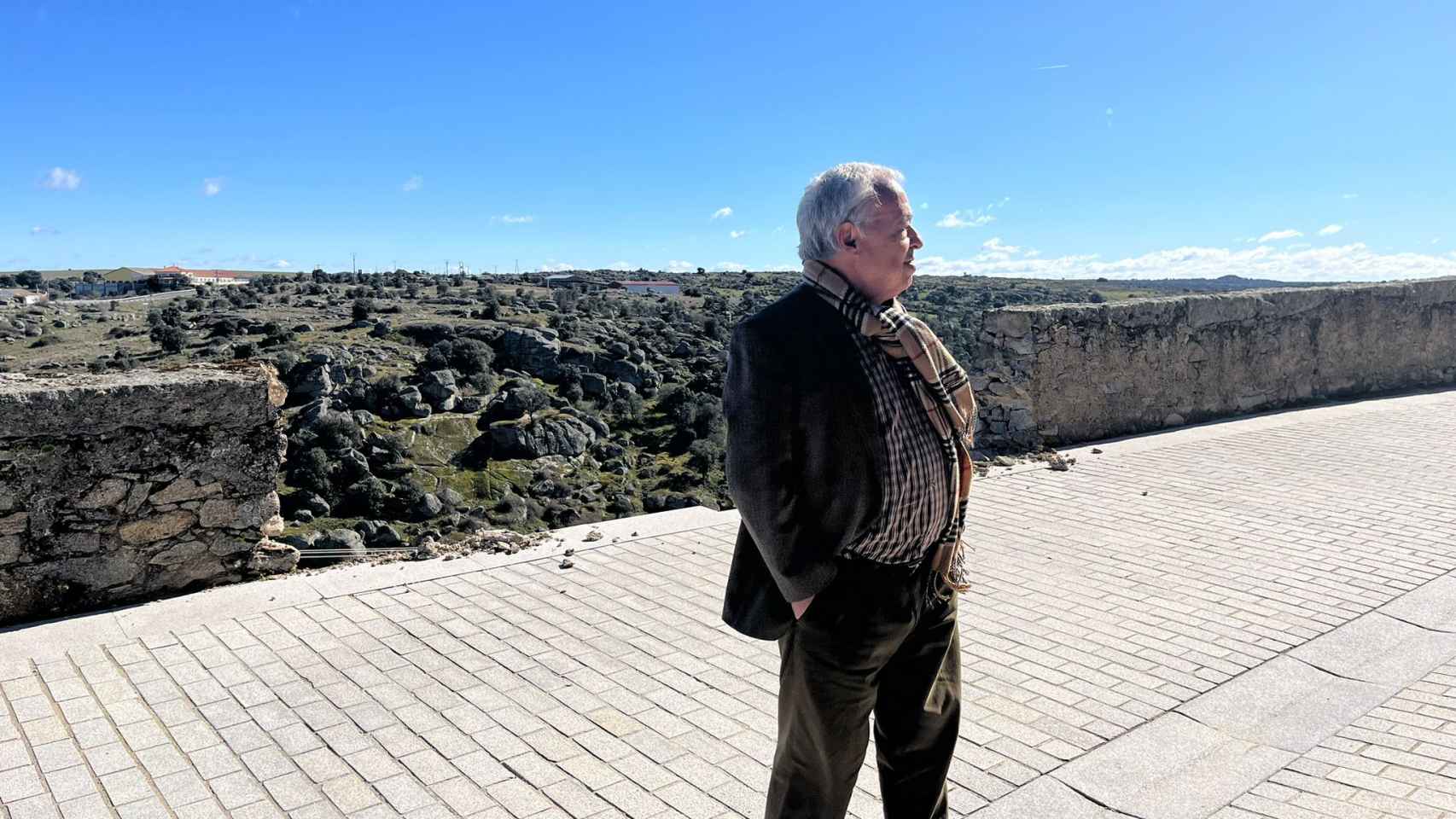 Gonzalo Santonja visita el derrumbre de la muralla de Ledesma