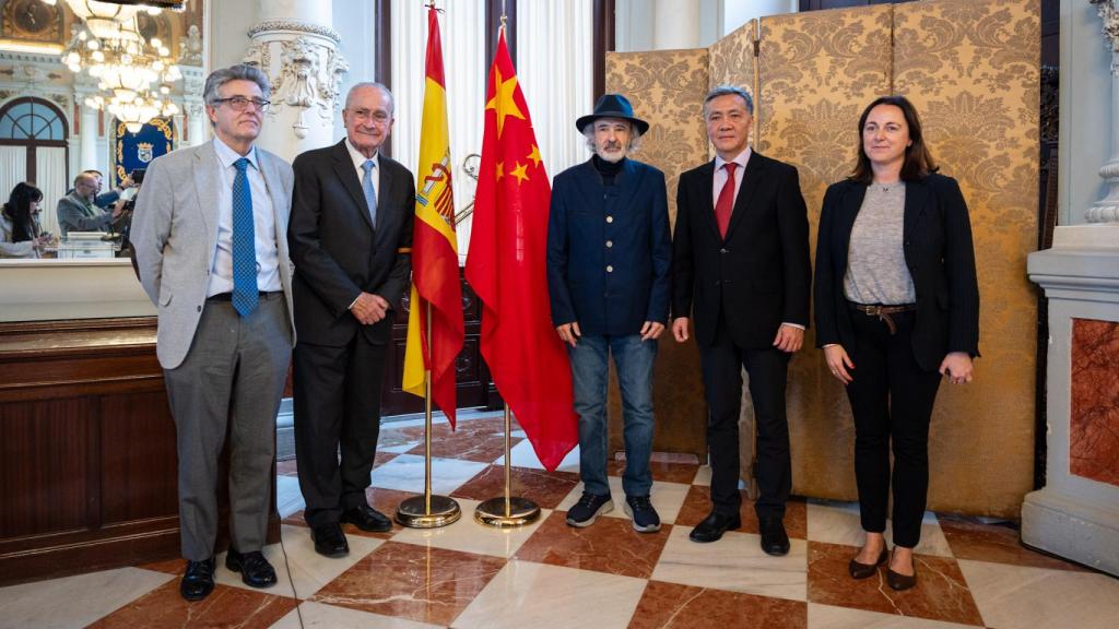 Jorge Rando, en el centro de la imagen, junto a las autoridades presentes.