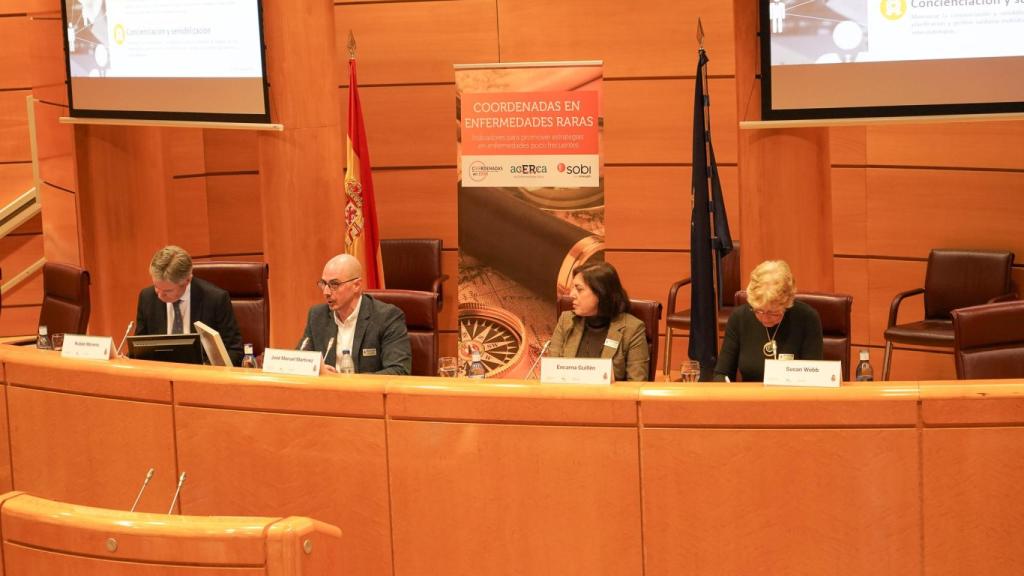 Los autores del documento durante sus intervenciones en el Senado.