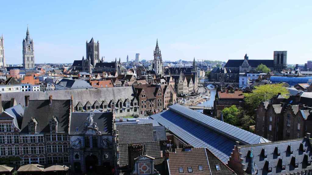 El centro histórico de Gante se mezclan los estilos arquitectónicos que van desde el gótico flamígero hasta el renacimiento.
