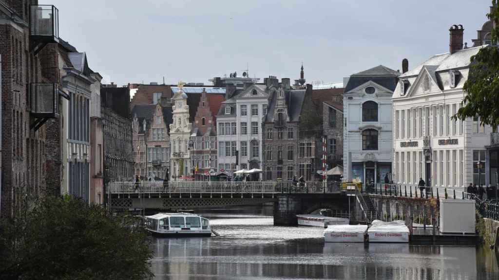 En Gante puedes dar un tranquilo paseo en barco por sus canales.