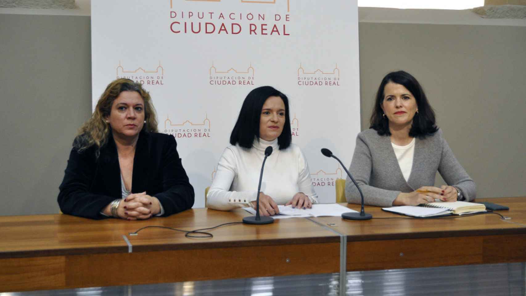 Rocío Zarco, en el centro, junto a María Isabel Mansilla (izquierda) y a María Jesús Pelayo (derecha).