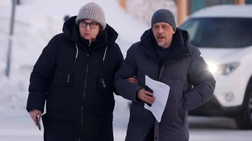 Vasily Dubkov y Liudmila, madre de Alexei Navalny, llegan a la ciudad de Salejard para ver el cadáver del opositor.