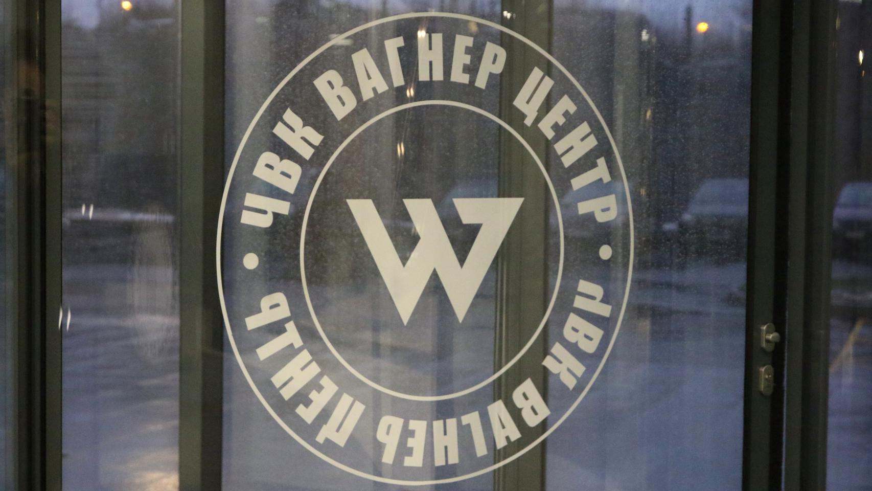 Logo de Wagner en el edificio de oficinas del grupo en San Petersburgo (Rusia).