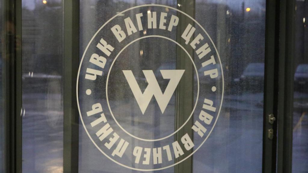 Logo de Wagner en el edificio de oficinas del grupo en San Petersburgo (Rusia).