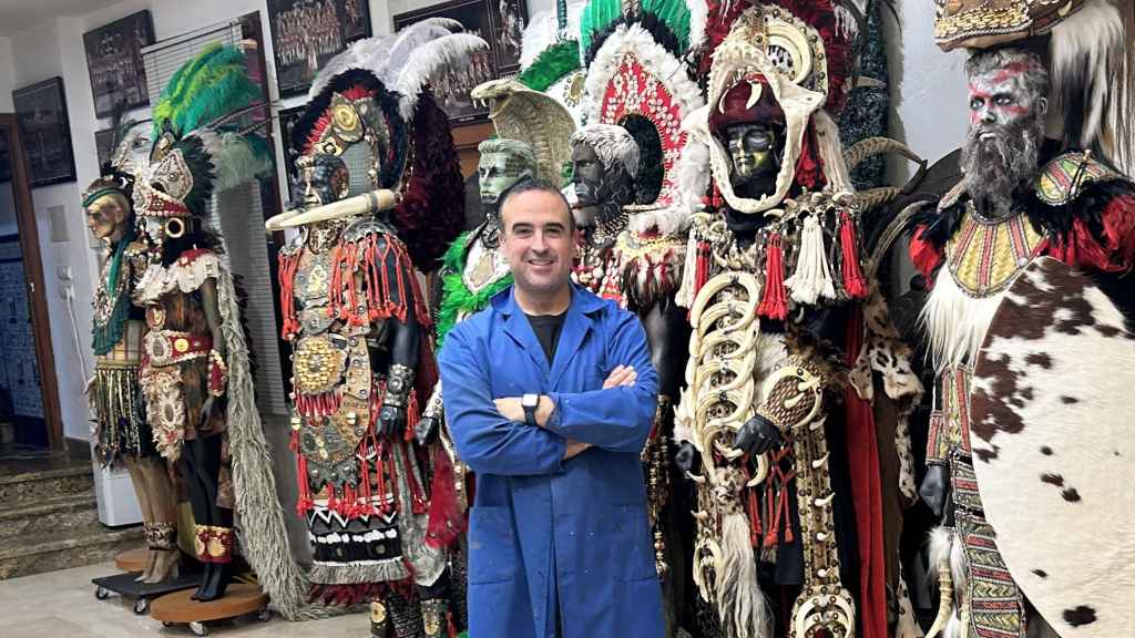 Paco Pascual, el mejor profesor de Primaria, también crea trajes para las festividades de Moros y Cristianos.