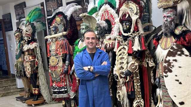 Paco Pascual, el mejor profesor de Primaria, también crea trajes para las festividades de Moros y Cristianos.