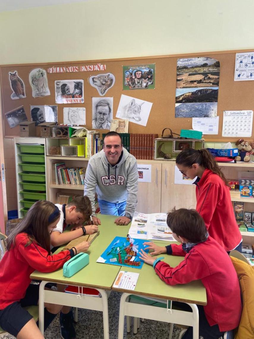 Paco Pascual, el mejor maestro de Primaria de España, durante una clase.