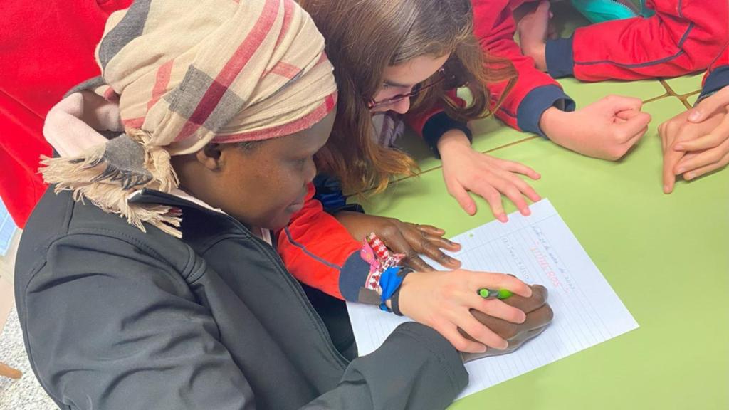 Un taller académico en el colegio bajo el proyecto 'Dame la Mano'.