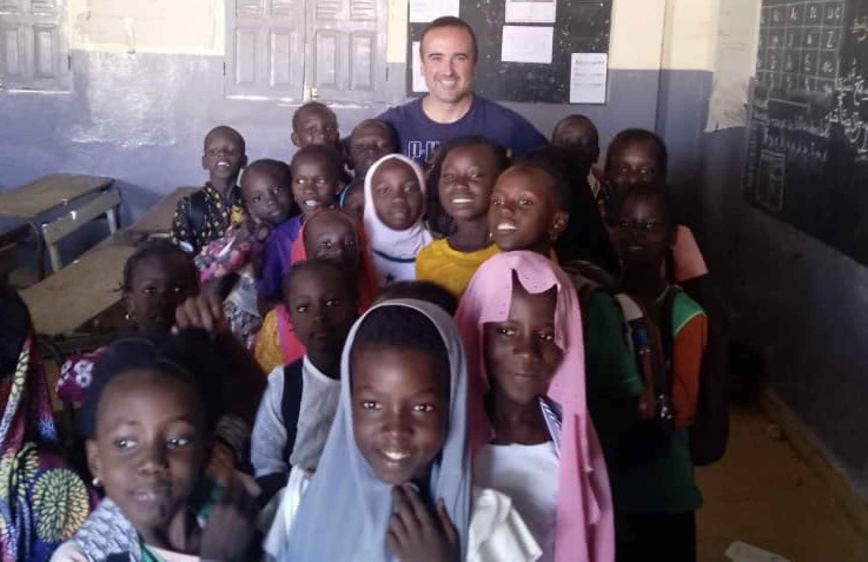 Paco Pascual, con varios niños del colegio del barrio de Hydrobase de Saint Louis, Senegal.