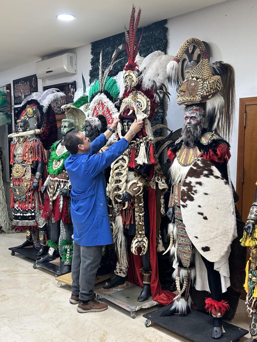 Paco Pascual, creador y diseñador de trajes para las festividades de Moros y Cristianos.