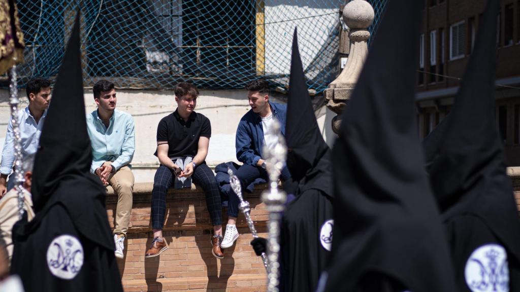 Un grupo de jóvenes ven pasar a la hermandad de San Bernardo