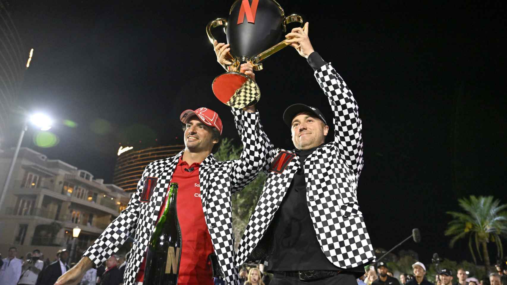 Carlos Sainz y Justin Thomas, tras ganar la Netflix Cup 2023 en Las Vegas