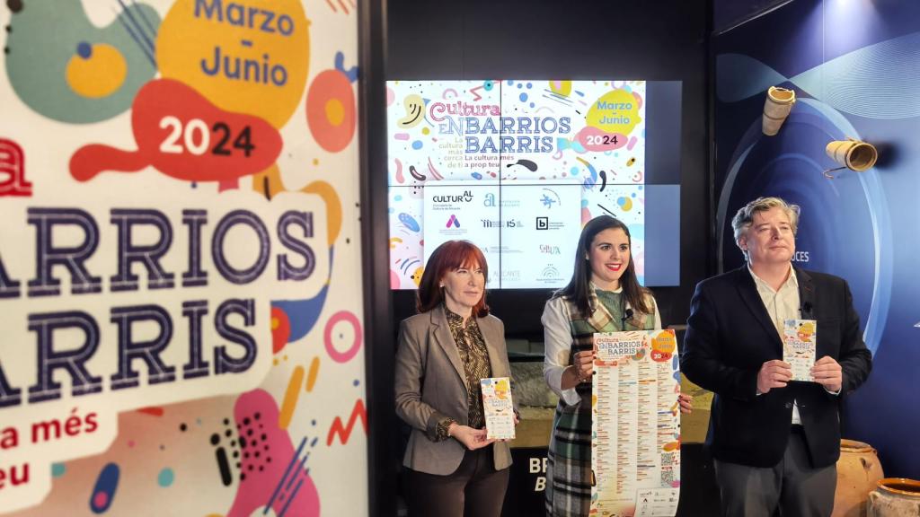 Las concejalas Begoña León y Nayma Beldjilali junto a Martín Sanz este martes.