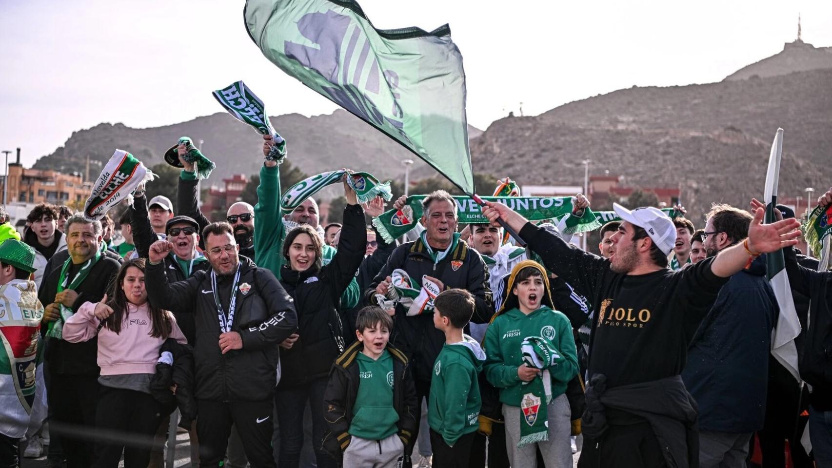 La afición animando al Elche.