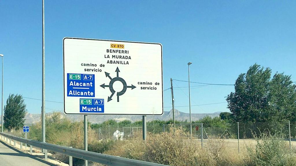 La antigua señalización de la AP-7 en Orihuela.