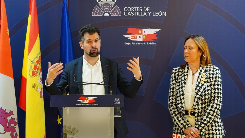 El secretario general del PSOE en Castilla y León y portavoz en las Cortes, Luis Tudanca, y la portavoz de Hacienda, Rosa Rubio, analizan el proyecto de Presupuestos de la Junta para 2024, este martes.