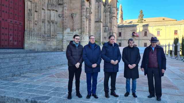 El alcalde, junto a varios concejales y el deán, visitan las obras realizadas en el exterior de la Catedral de Salamanca