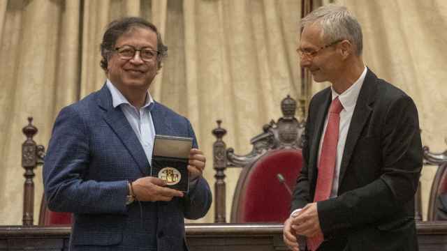 El presidente de Colombia, Gustavo Petro, recibe la Medalla de la Universidad de Salamanca de mano de Ricardo Rivero, rector de la USAL