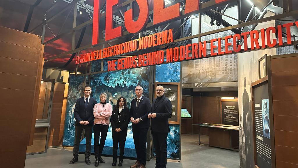 El alcalde de Segovia, José Mazarías; y el concejal de Cultura, Juan Carlos Monroy en la exposición de Nikola Tesla