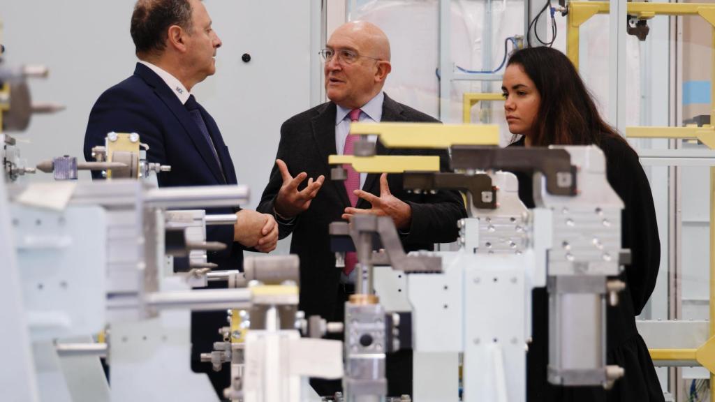 El alcalde de Valladolid, Jesús Julio Carnero, durante su visita a las instalaciones de Maxi