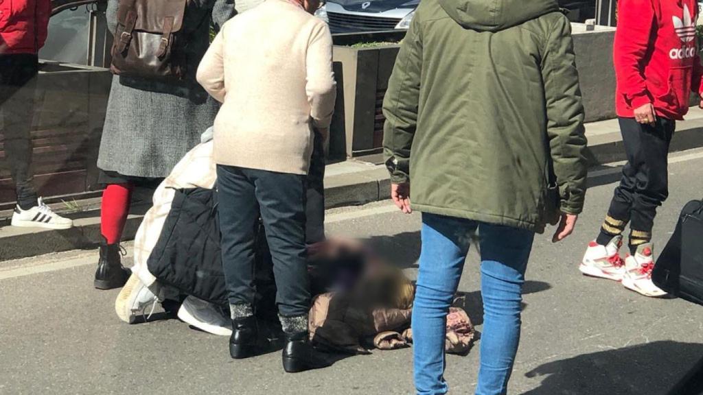 El joven tendido en el suelo tras sufrir el accidente