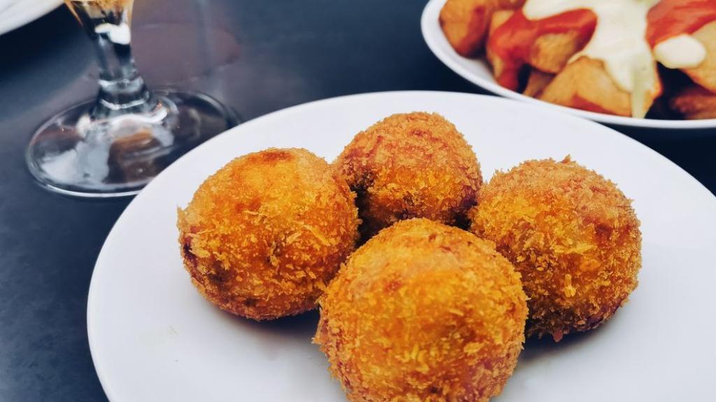 El bar de Oviedo en el que regalan tapas: deliciosas croquetas o pinchos de tortilla de patata
