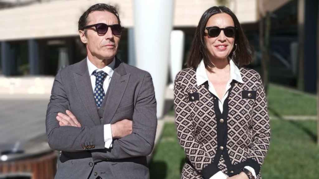 La modelo María José Besora, este martes, junto a su abogado Pablo Ruiz Palacios, antes de su comparecencia de prensa en el Hotel Nelva de Murcia.