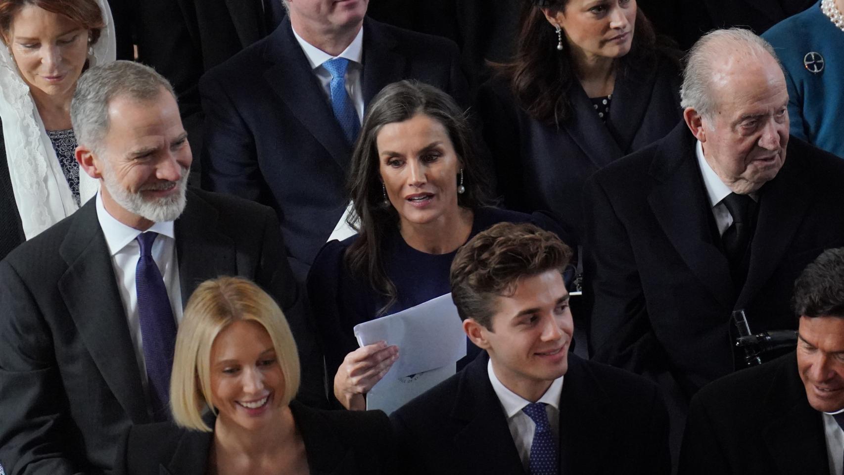 Felipe, Letizia y Juan Carlos en la capilla de San Jorge en Windsor.