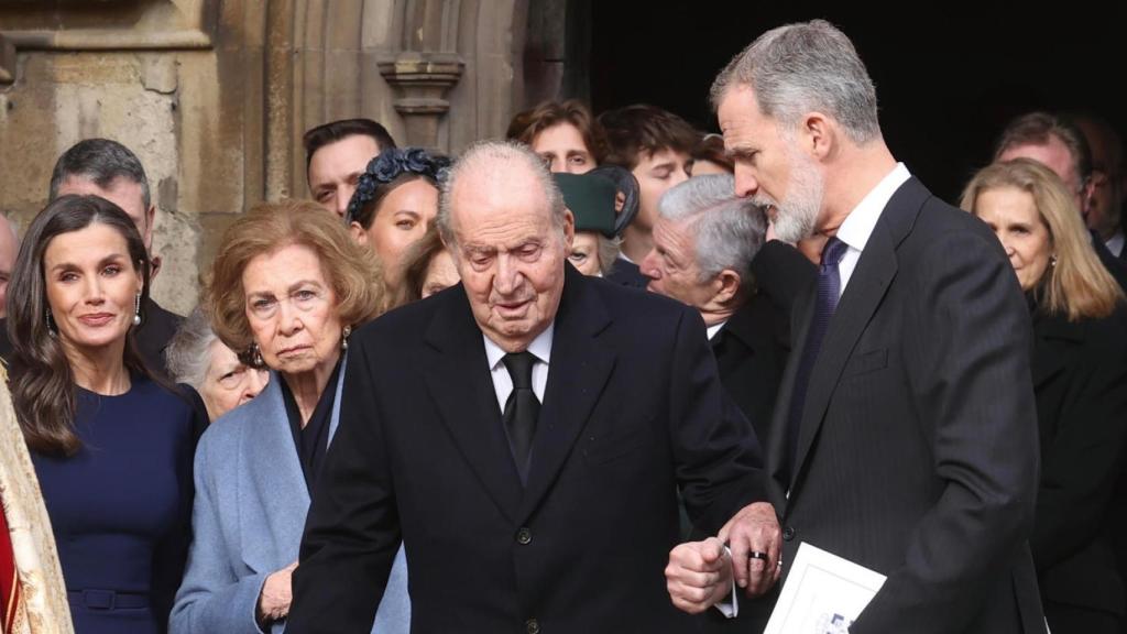 Felipe VI ayudando a su padre tras la misa de Constantino de Grecia.