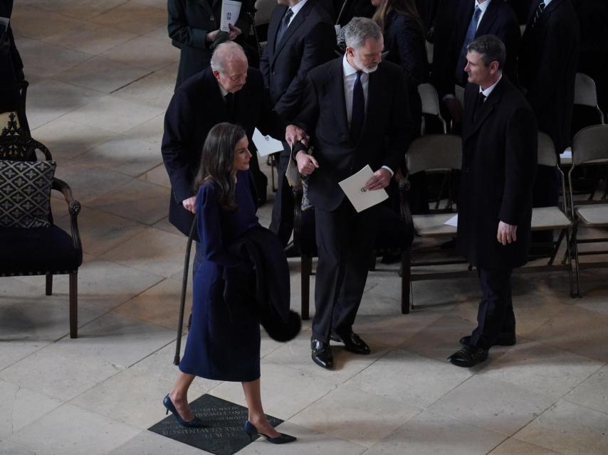 Padre e hijo se reencontraron con 'Mochi' antes de salir del templo.