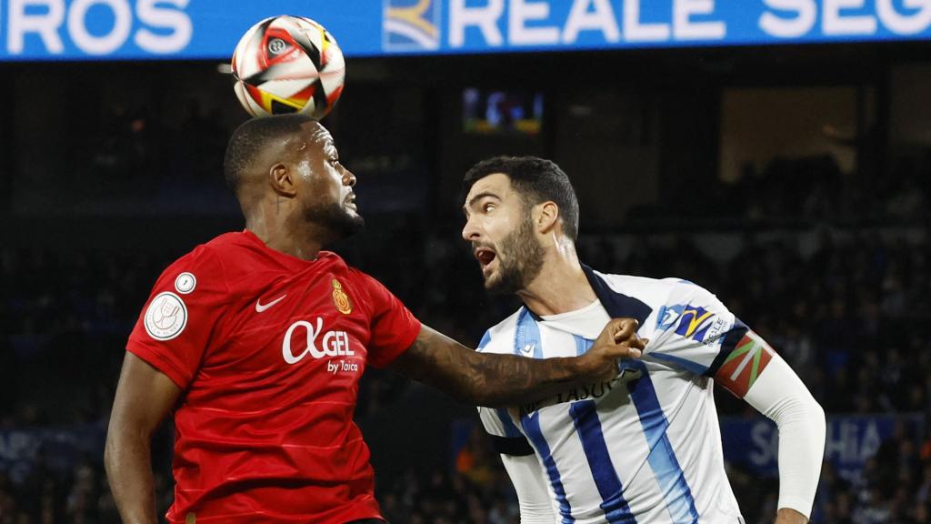 Mikel Merino y Larin, durante el Real Sociedad - Mallorca.