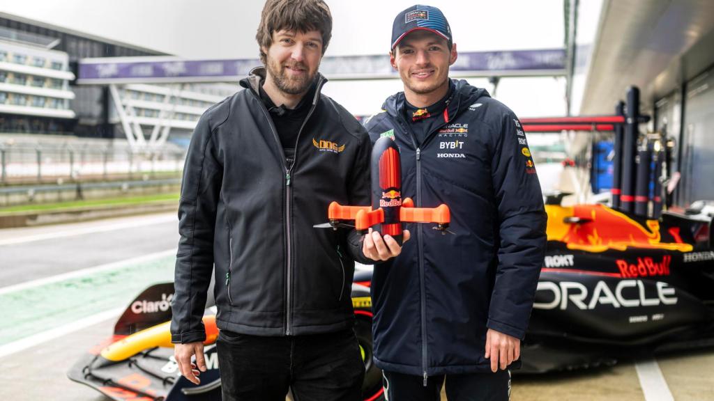 Ralph Hogenbirk y Max Verstappen con el drone y el RB20 de fondo