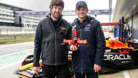 Ralph Hogenbirk y Max Verstappen con el drone y el RB20 de fondo