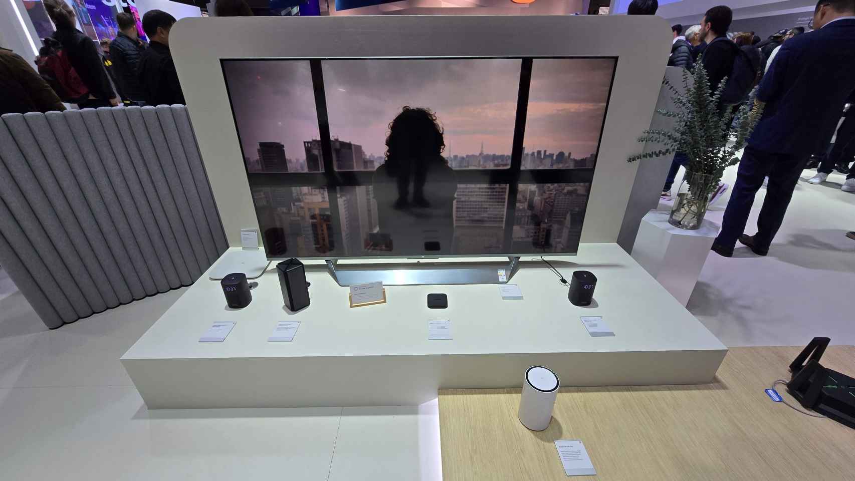Un televisor de Xiaomi junto a varios routers