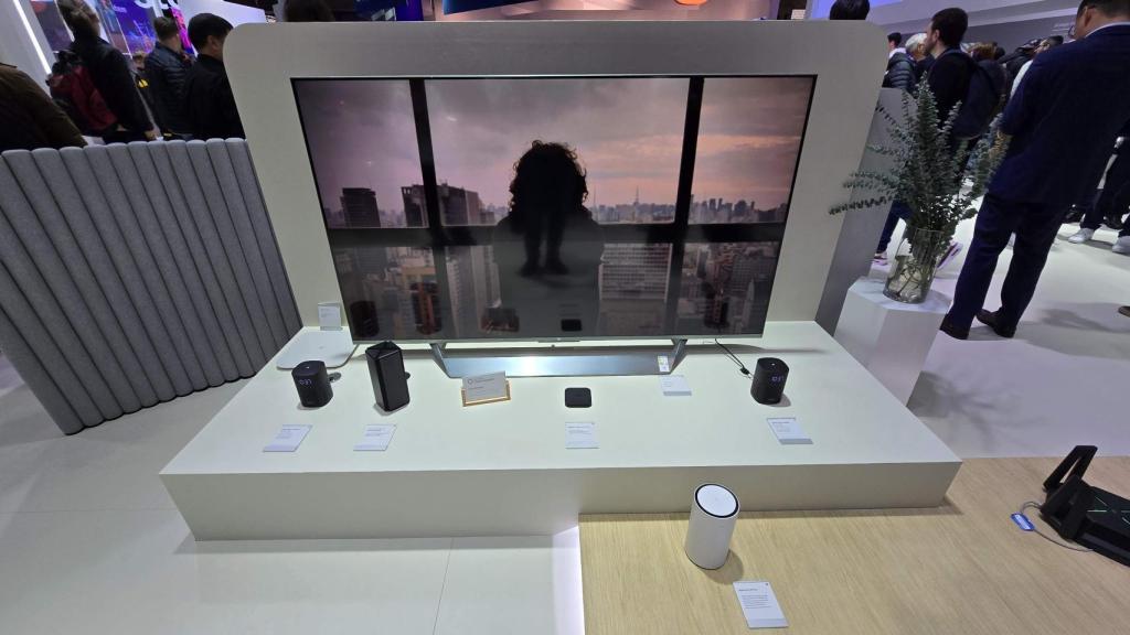 Un televisor de Xiaomi junto a varios routers